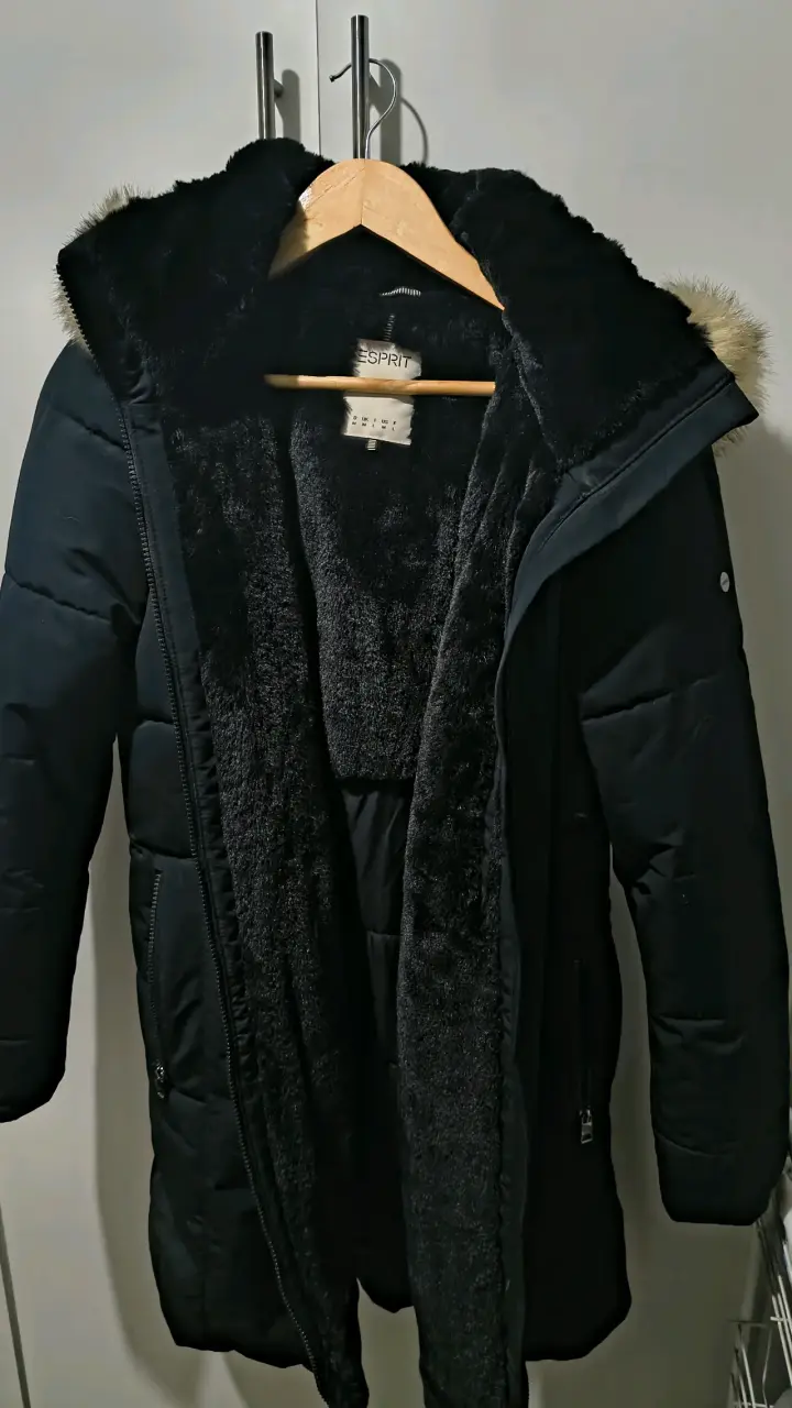 Parka negra con forro de pelo - 1