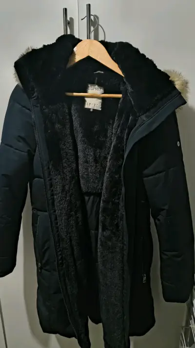 Parka negra con forro de pelo - miniatura 1