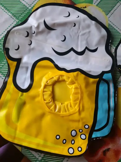 Porta vasos inflable de cerveza para playa - miniatura 1
