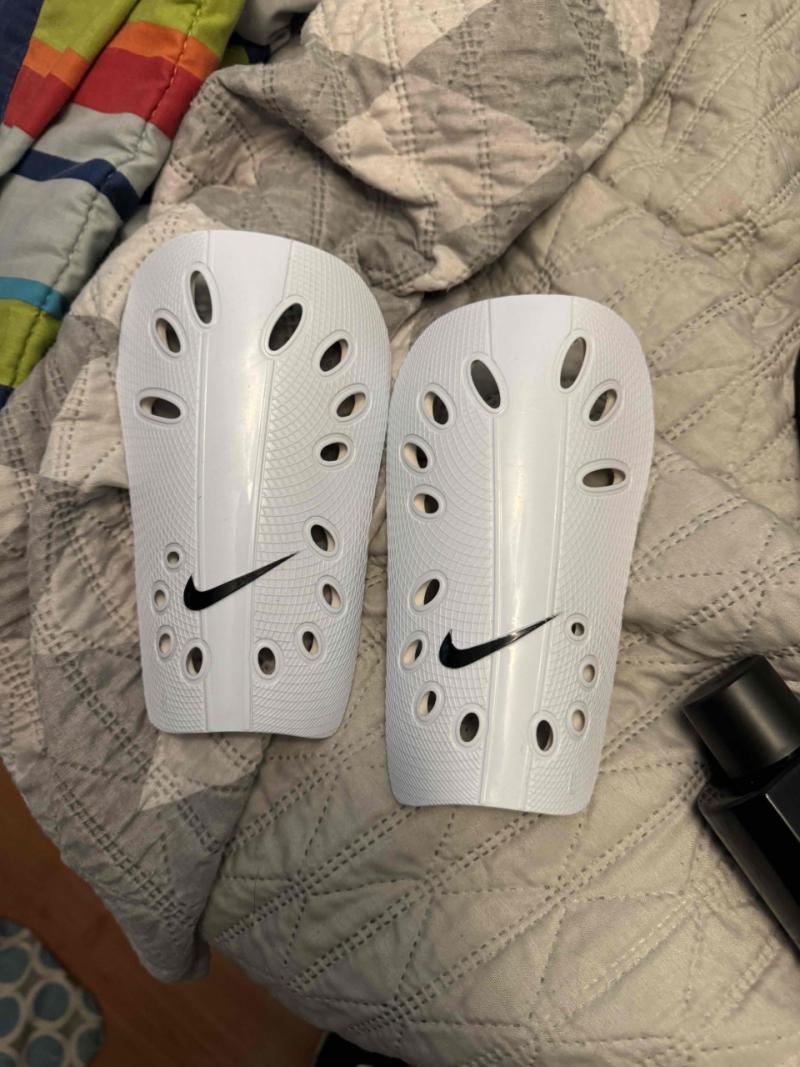 Canilleras  Nike blancas - 1