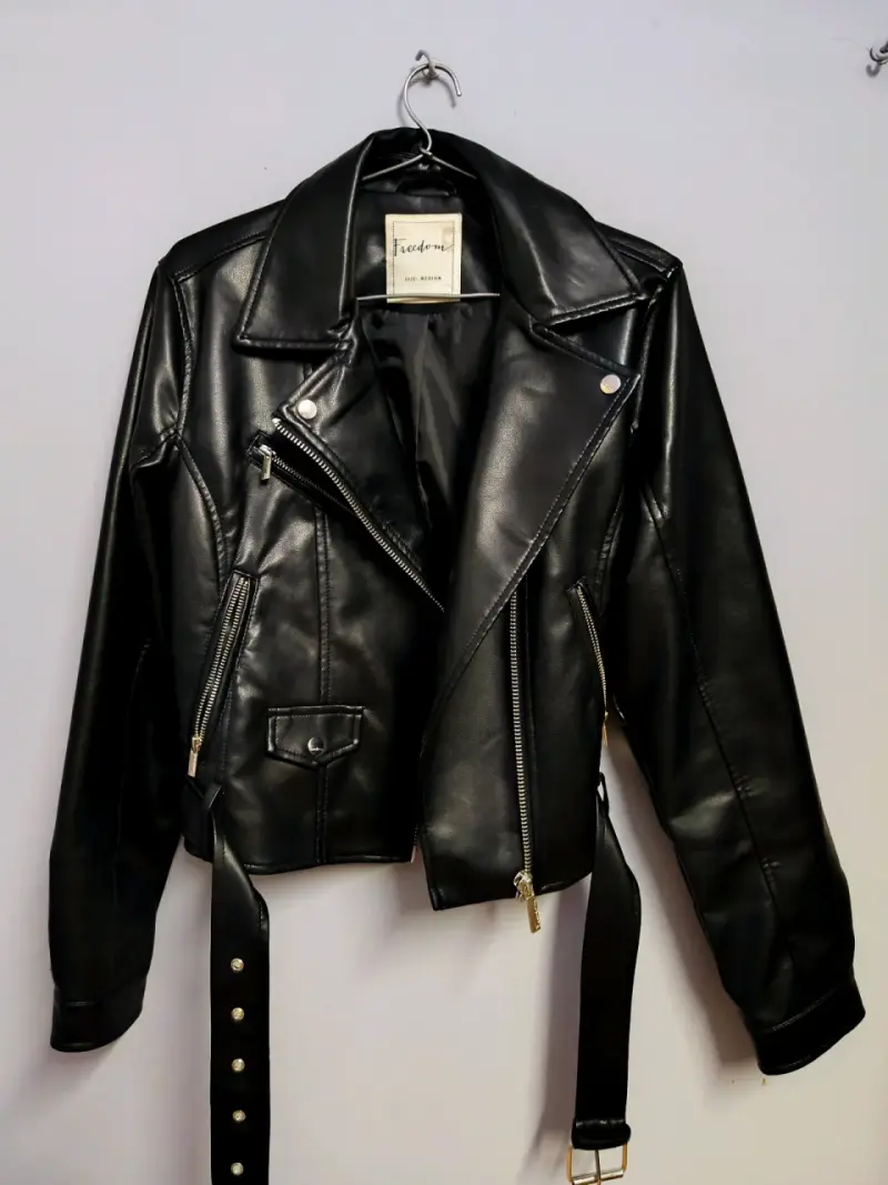 Chaqueta de cuerina negra - 1