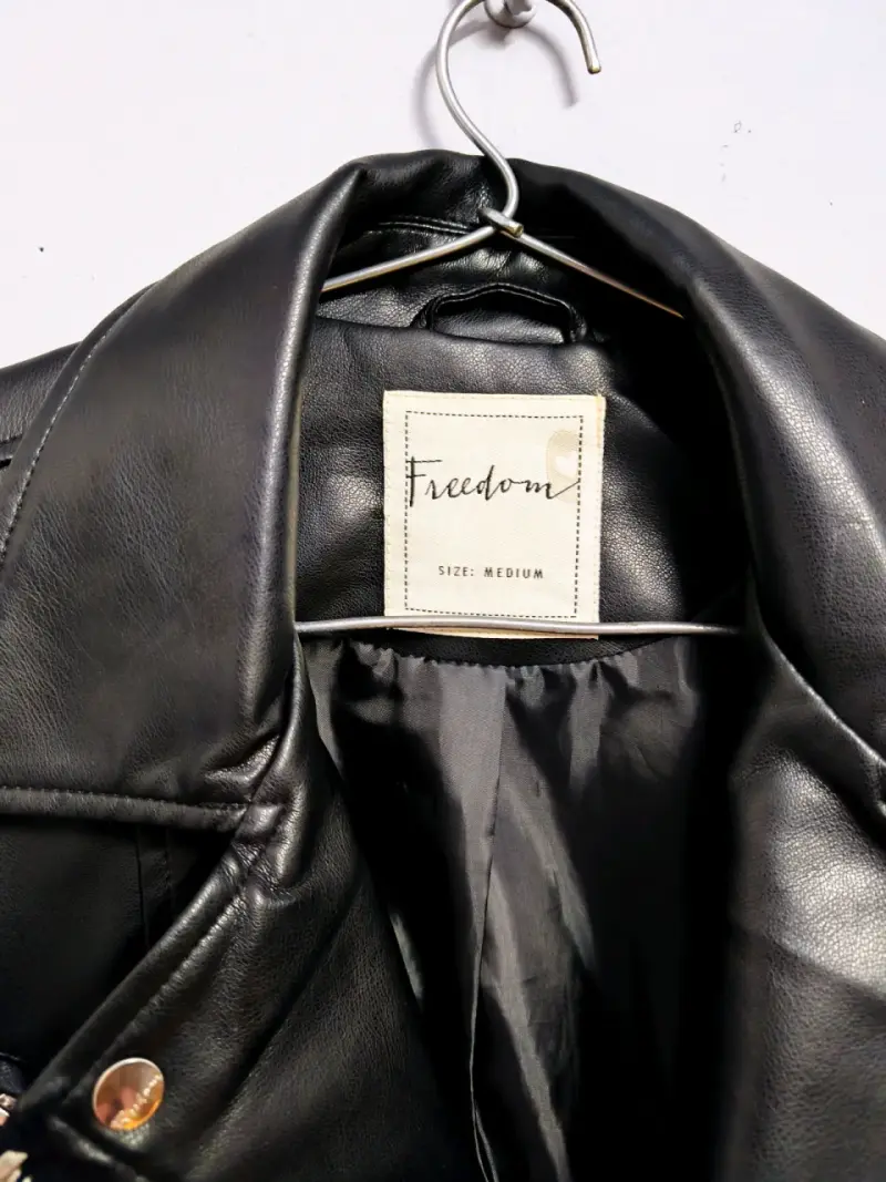 Chaqueta de cuerina negra - 2