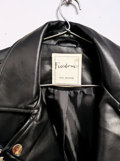 Chaqueta de cuerina negra - miniatura 2