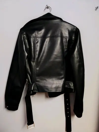 Chaqueta de cuerina negra - miniatura 3