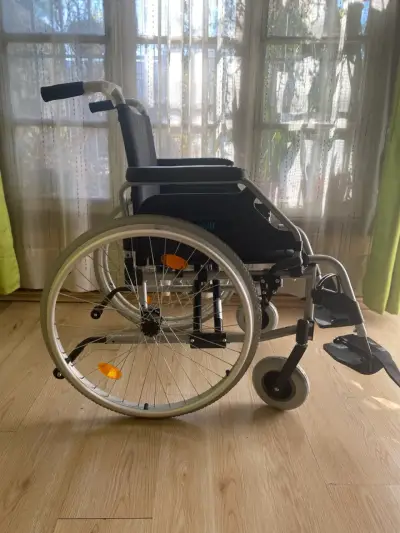 Silla de ruedas plegable - miniatura 2