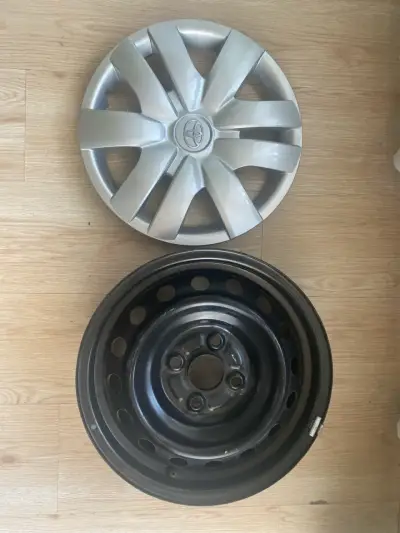 Tapa y llanta Toyota - miniatura 1