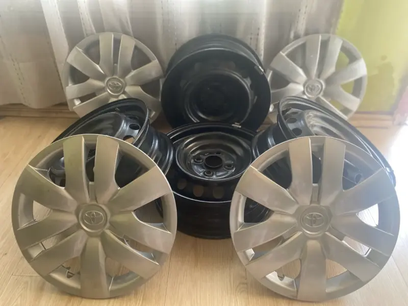 Tapa y llanta Toyota - 2