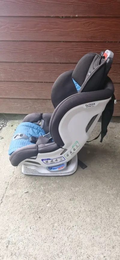 Silla de auto infantil gris - miniatura 2