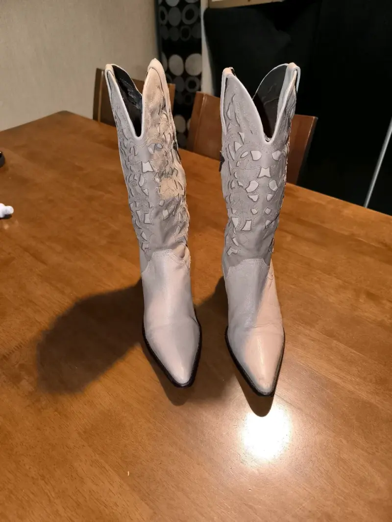 Botas vaqueras beige con diseño - 1