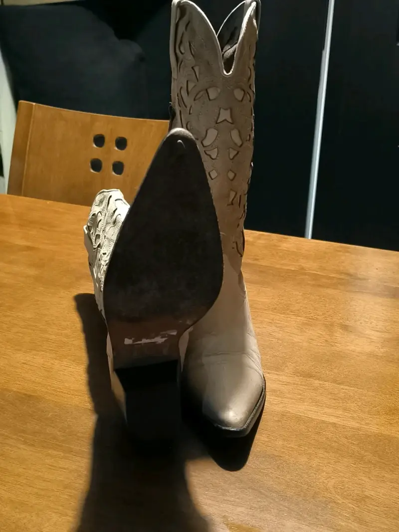Botas vaqueras beige con diseño - 4