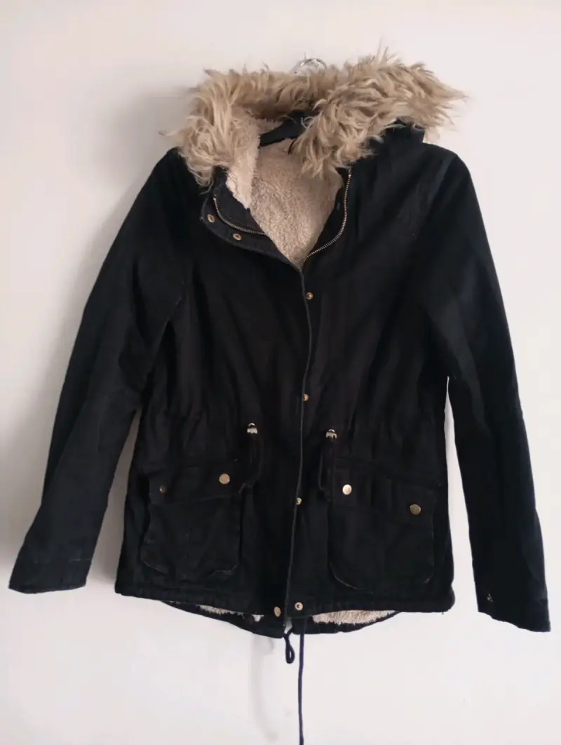 Parka negra con capucha de piel - 1