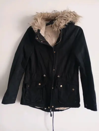 Parka negra con capucha de piel - miniatura 1