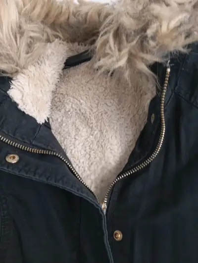 Parka negra con capucha de piel - miniatura 2