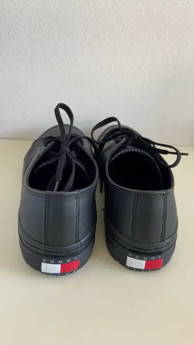 Zapatillas negras de cuero Tommy Hilfiguer 41 - miniatura 3