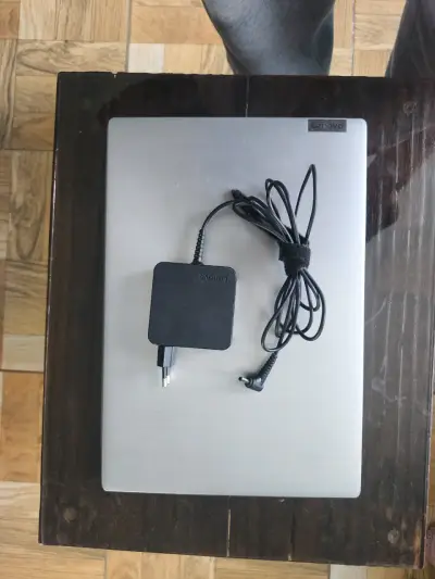 Portátil Lenovo con cargador - miniatura 1