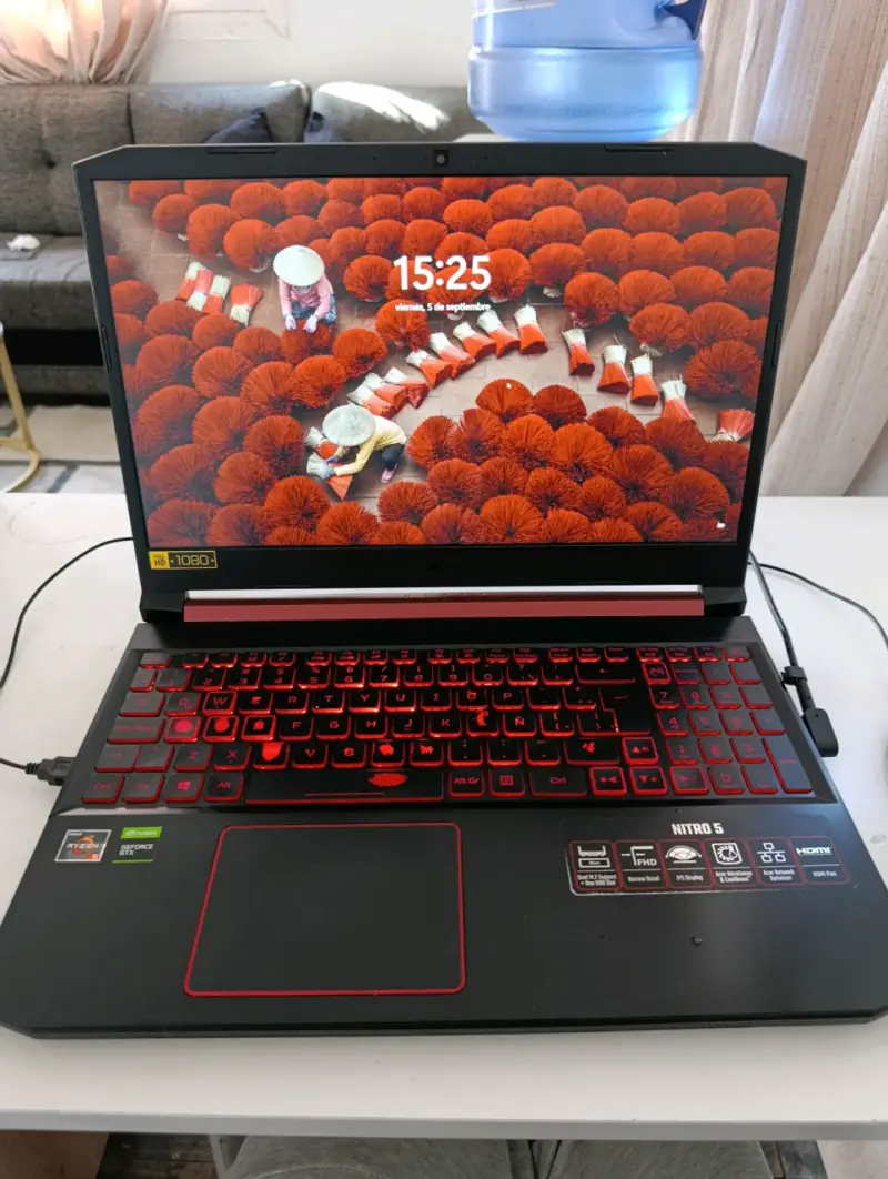 Laptop Acer Nitro 5 con teclado iluminado - 1