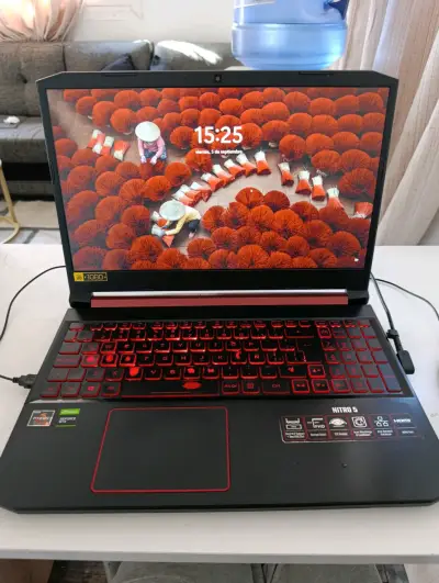 Laptop Acer Nitro 5 con teclado iluminado - miniatura 1
