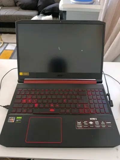 Laptop Acer Nitro 5 con teclado iluminado - miniatura 2