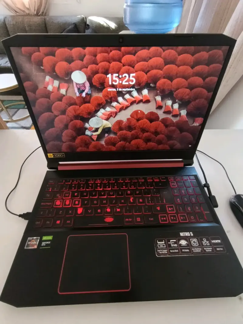 Laptop Acer Nitro 5 con teclado iluminado - 3