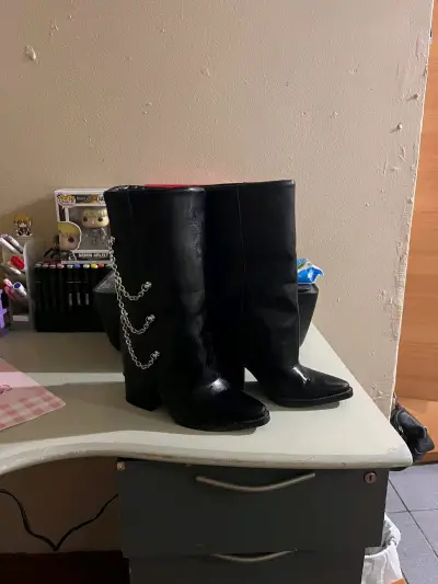 Botines negros con cadenas - miniatura 1