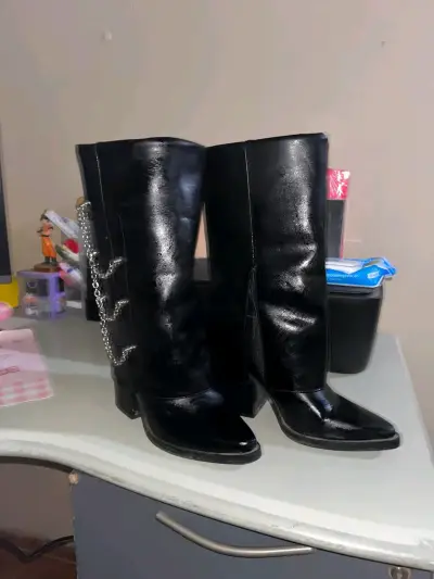 Botines negros con cadenas - miniatura 2