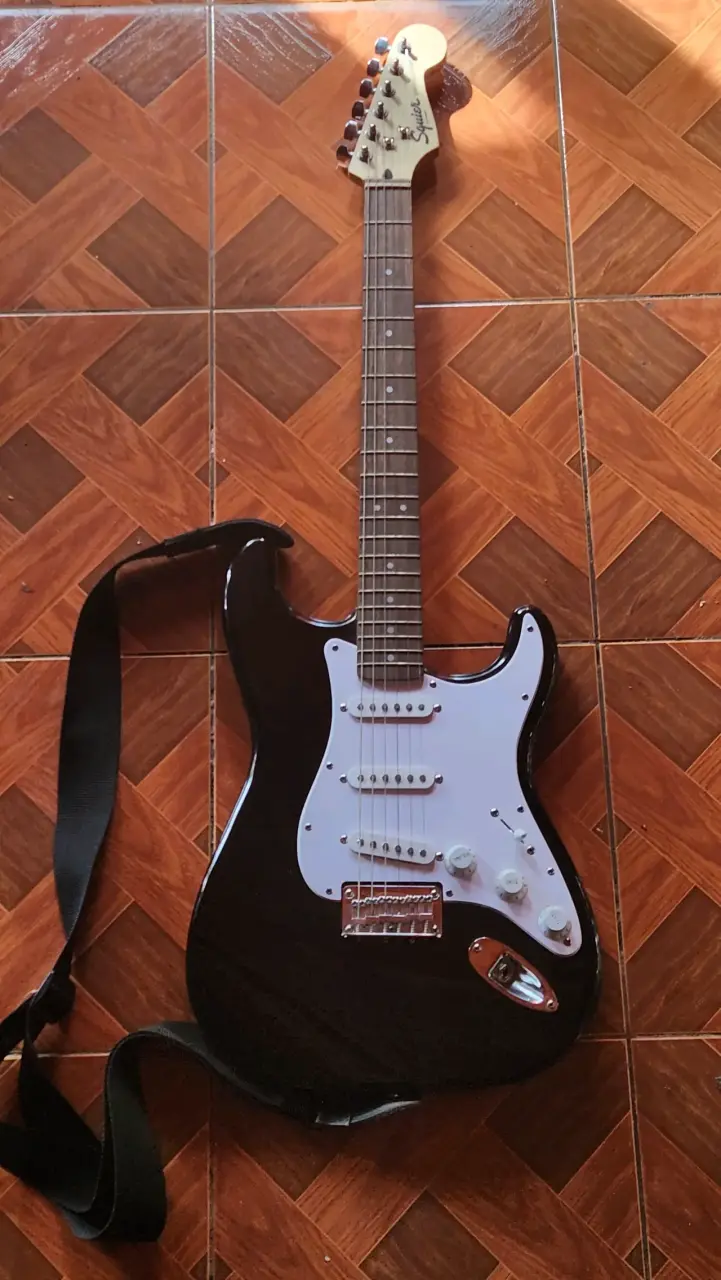 Guitarra eléctrica negra Squier Stratocaster - 1
