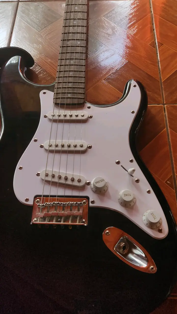 Guitarra eléctrica negra Squier Stratocaster - 2