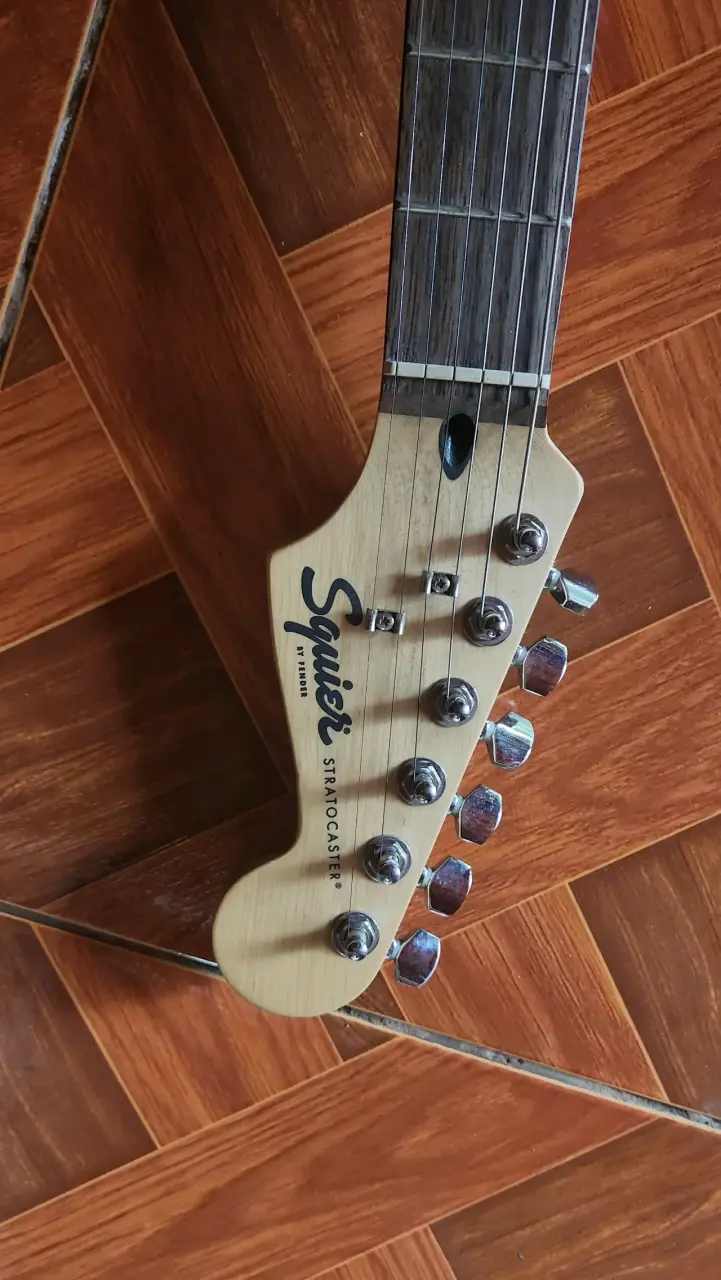 Guitarra eléctrica negra Squier Stratocaster - 3