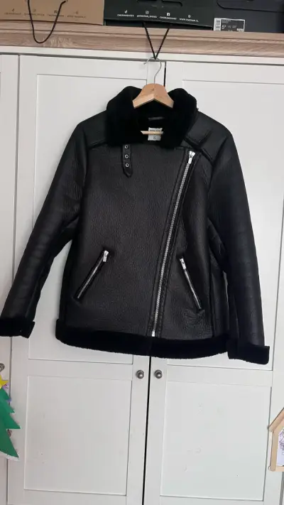 Chaqueta negra de cuero sintético - miniatura 1