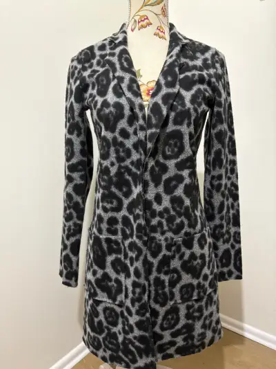 Abrigo animal print gris - miniatura 1