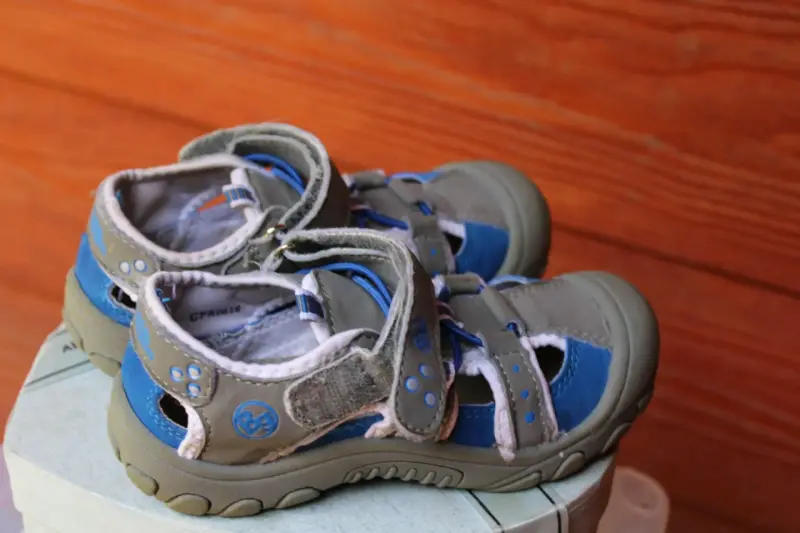 Sandalias infantiles gris y azul - 1