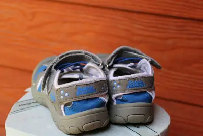 Sandalias infantiles gris y azul - miniatura 2