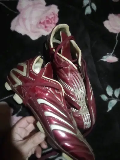 Zapatos de fútbol rojos - miniatura 1