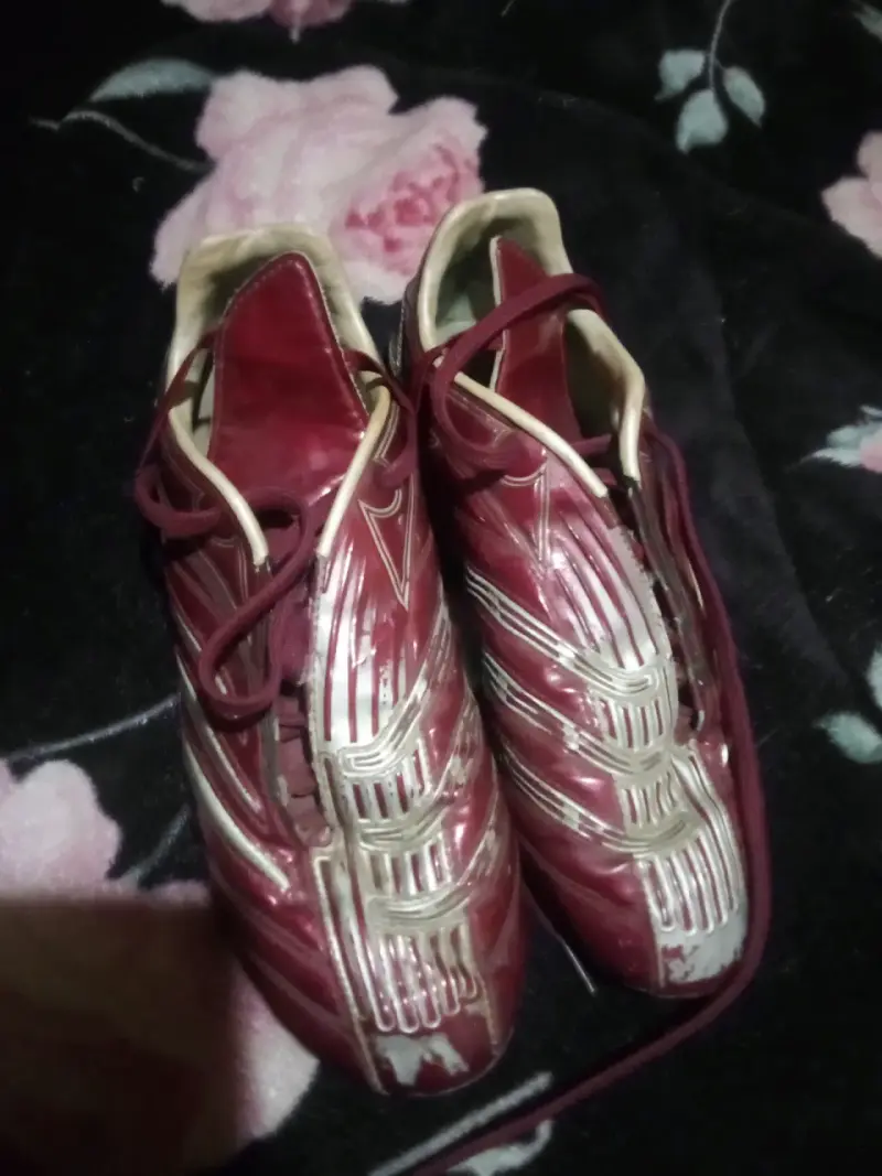 Zapatos de fútbol rojos - 2