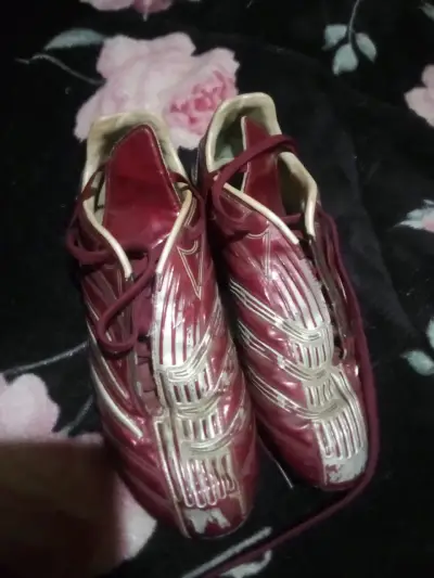 Zapatos de fútbol rojos - miniatura 2
