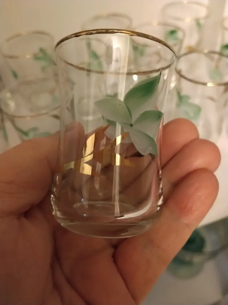 Vasos pequeños con borde dorado - 1