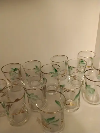 Vasos pequeños con borde dorado - miniatura 2