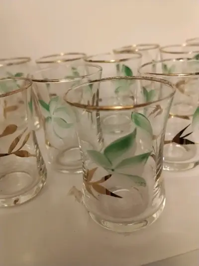 Vasos pequeños con borde dorado - miniatura 3