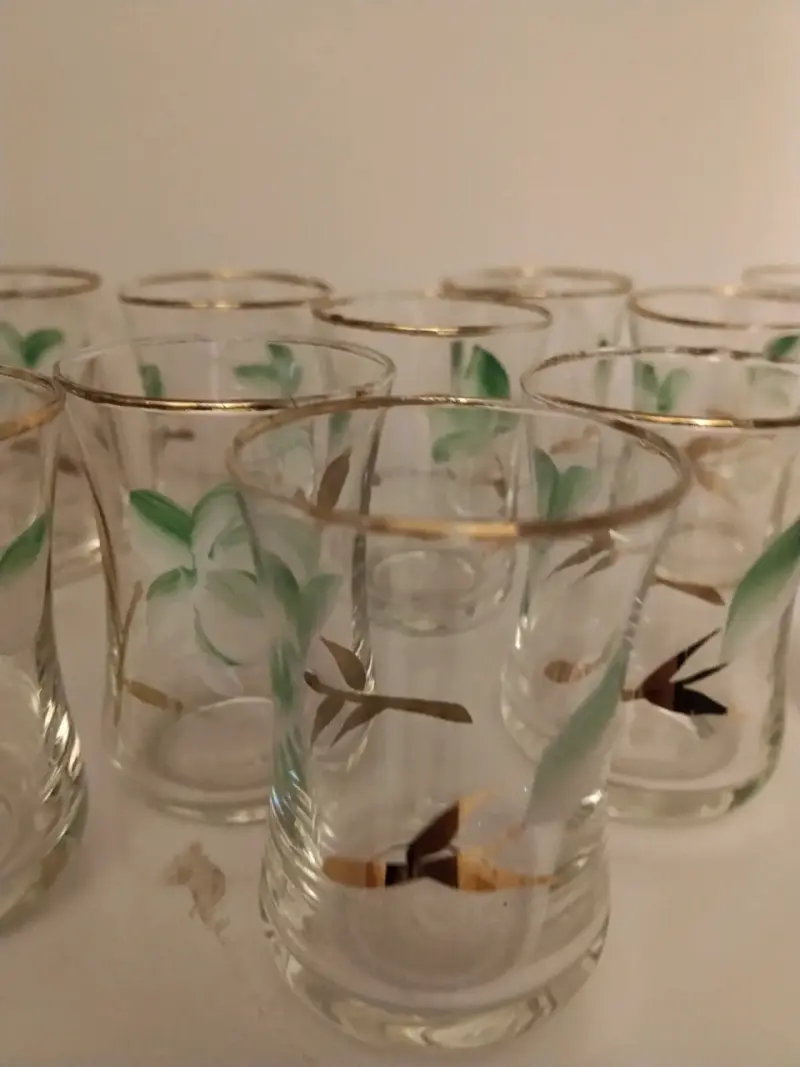 Vasos pequeños con borde dorado - 4