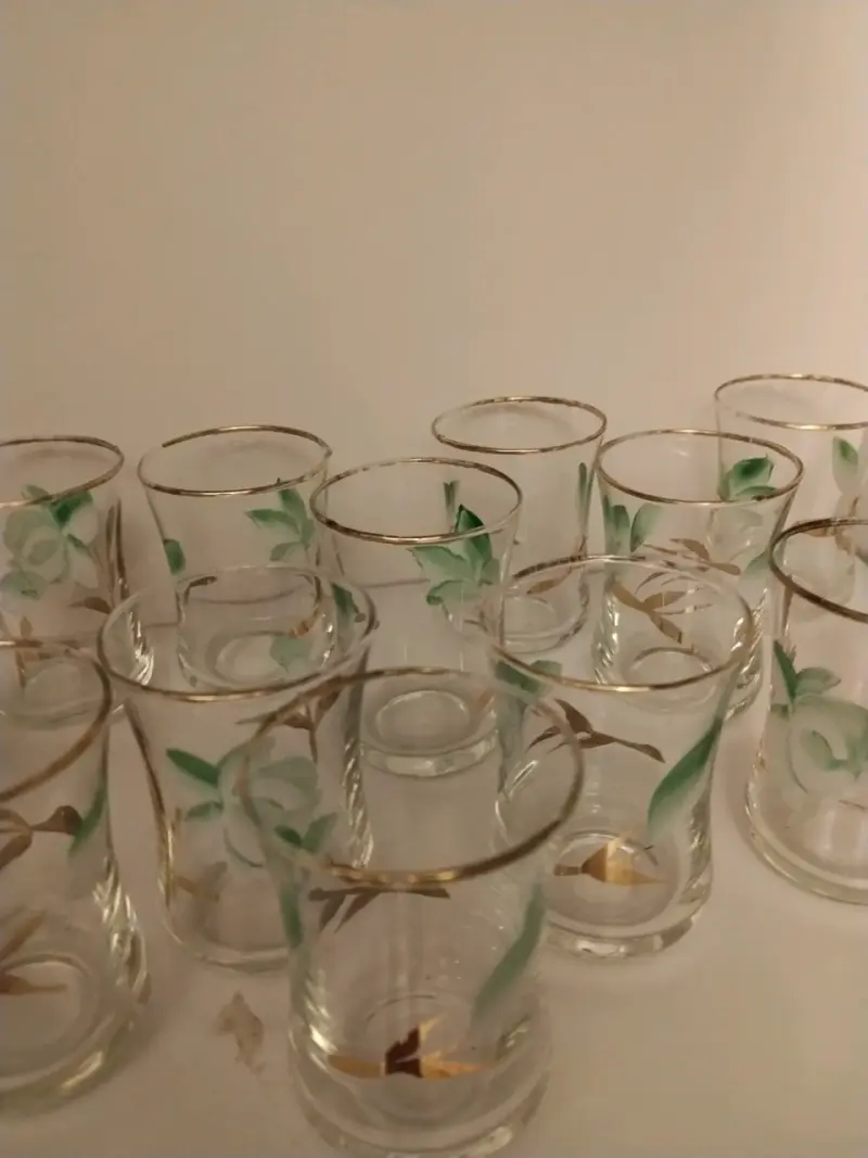 Vasos pequeños con borde dorado - 5
