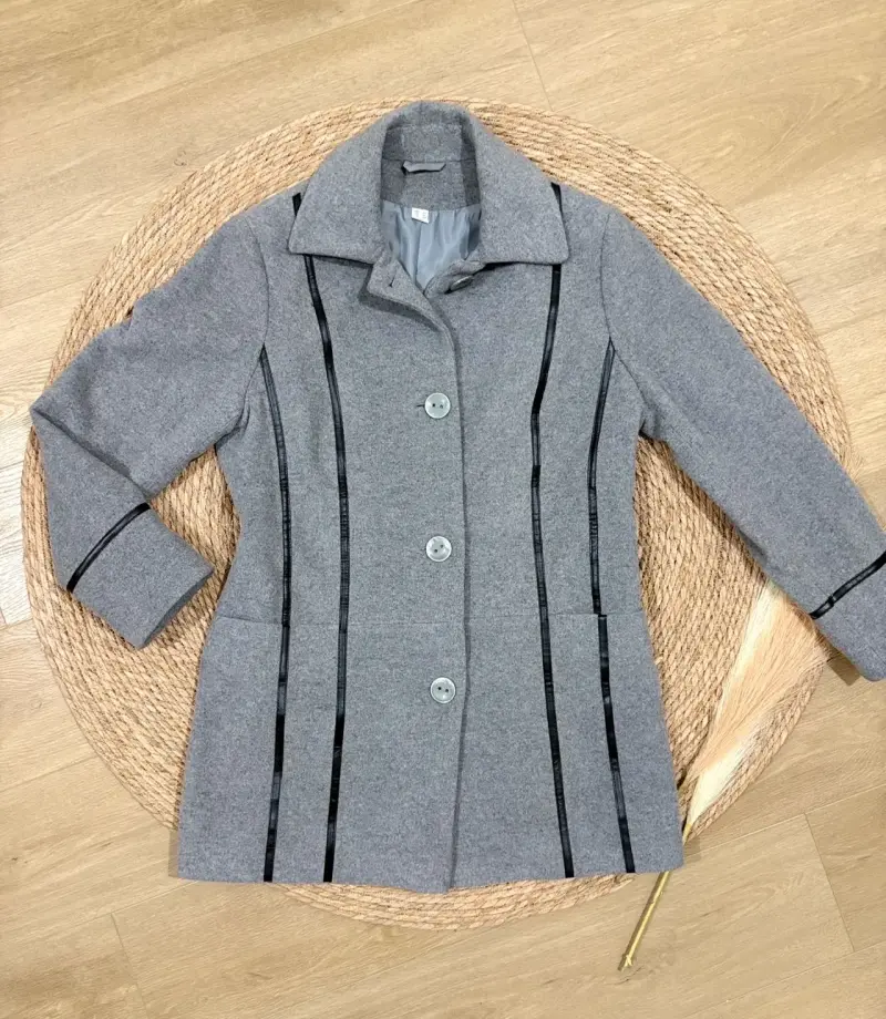 Abrigo gris con detalles negros