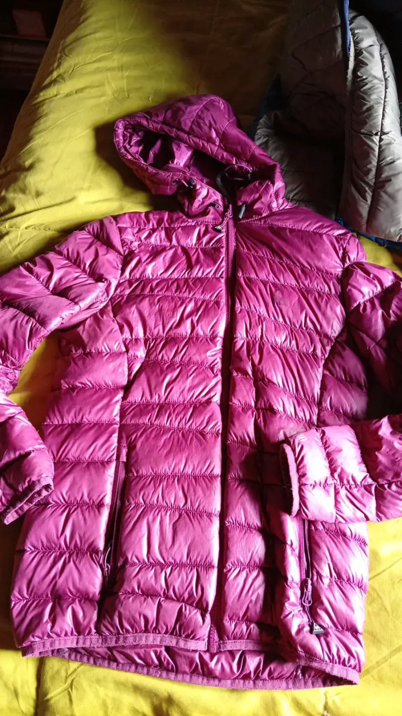 Chaqueta plumón morada con capucha