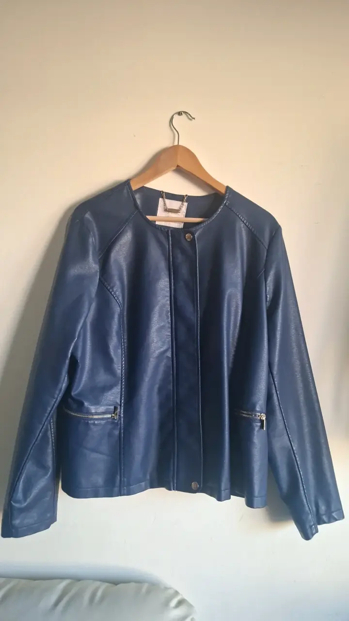 Chaqueta azul de cuero sintético