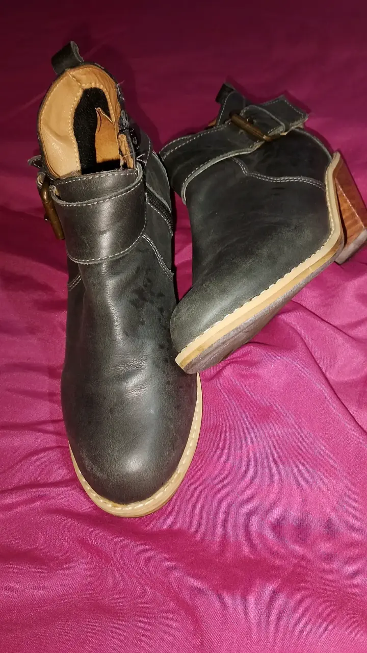Botines negros de cuero sencillo - 1