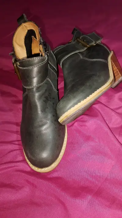 Botines negros de cuero sencillo - miniatura 1