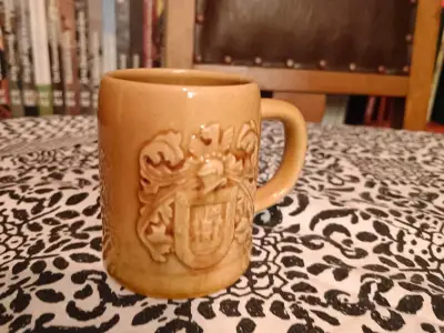 Jarra cerámica de Valdivia con escudo con relieve - miniatura 1