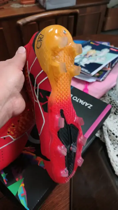 Zapatos de fútbol rojos con toperoles - miniatura 1