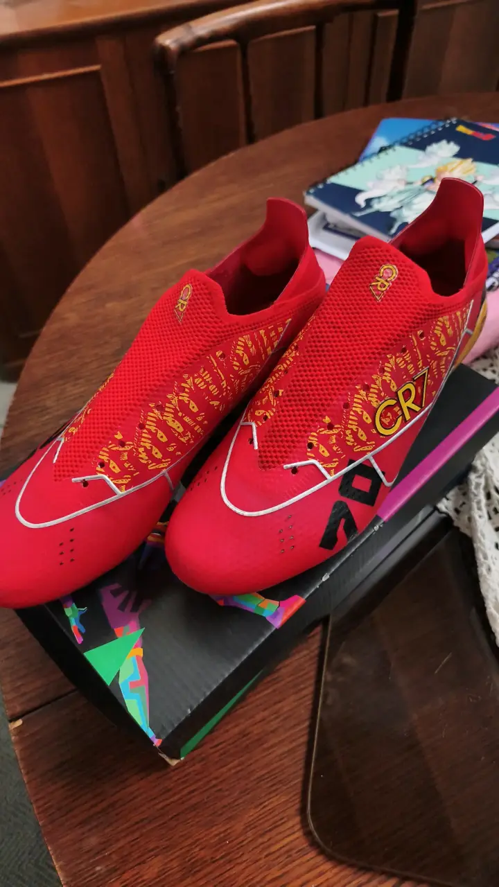 Zapatos de fútbol rojos con toperoles - 2