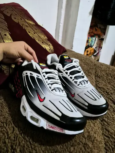Zapatillas deportivas blancas y negras - miniatura 1