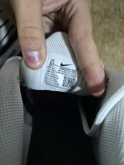 Zapatillas deportivas blancas y negras - miniatura 2
